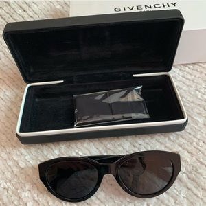 Givenchy logo Oval Sunglasses